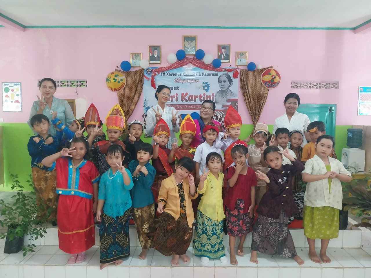 SEMANGAT KARTINI TUMBUH SEJAK DINI DI TK XAVERIUS KALIANDA DAN PASURUAN